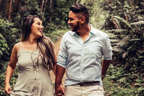 ensaio de casal em cachoeira, ensaio pre-wedding em cachoeira, fotografia para sempre, noiva de vestido vermelho, look para ensaio externo'