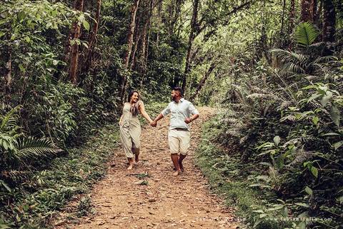 ensaio de casal em cachoeira, ensaio pre-wedding em cachoeira, fotografia para sempre, noiva de vestido vermelho, look para ensaio externo'