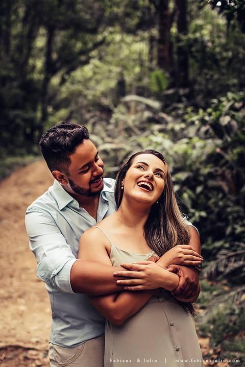 ensaio de casal em cachoeira, ensaio pre-wedding em cachoeira, fotografia para sempre, noiva de vestido vermelho, look para ensaio externo'
