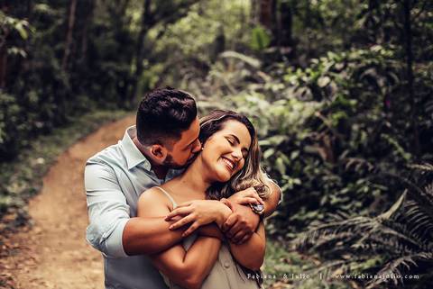 ensaio de casal em cachoeira, ensaio pre-wedding em cachoeira, fotografia para sempre, noiva de vestido vermelho, look para ensaio externo'