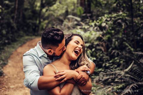 ensaio de casal em cachoeira, ensaio pre-wedding em cachoeira, fotografia para sempre, noiva de vestido vermelho, look para ensaio externo'