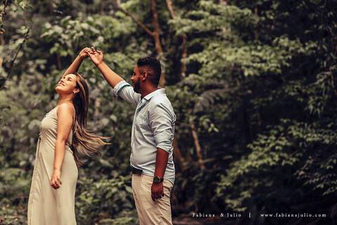 ensaio de casal em cachoeira, ensaio pre-wedding em cachoeira, fotografia para sempre, noiva de vestido vermelho, look para ensaio externo'