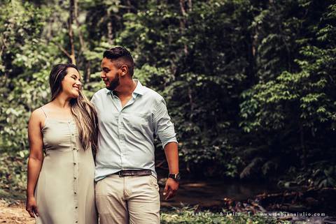 ensaio de casal em cachoeira, ensaio pre-wedding em cachoeira, fotografia para sempre, noiva de vestido vermelho, look para ensaio externo'