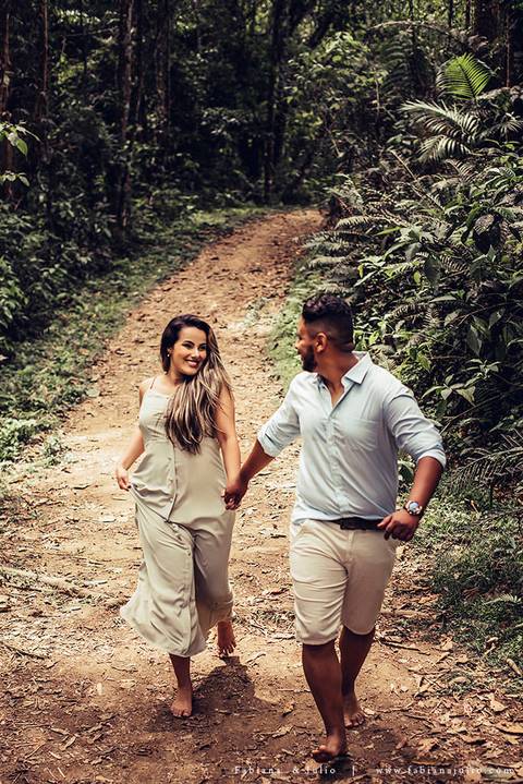 ensaio de casal em cachoeira, ensaio pre-wedding em cachoeira, fotografia para sempre, noiva de vestido vermelho, look para ensaio externo'