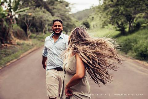 ensaio de casal em cachoeira, ensaio pre-wedding em cachoeira, fotografia para sempre, noiva de vestido vermelho, look para ensaio externo'