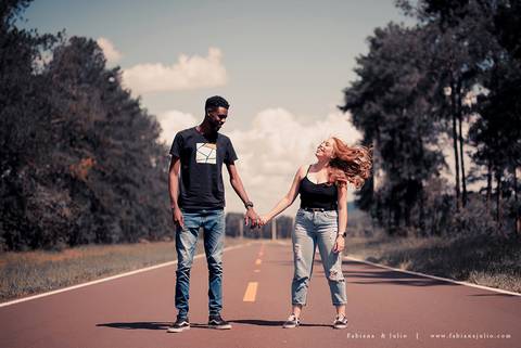 ensaioi de casal, estrada, flores, look florido, ensaio em itirapina, ensaio no morro do facao, fotos de casais, look preto para ensaio, look florido para ensaio'