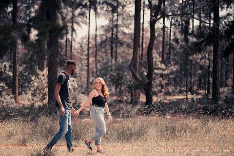 ensaioi de casal, estrada, flores, look florido, ensaio em itirapina, ensaio no morro do facao, fotos de casais, look preto para ensaio, look florido para ensaio'