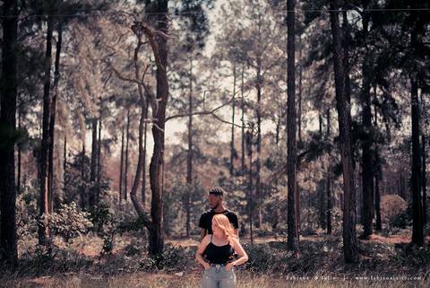 ensaioi de casal, estrada, flores, look florido, ensaio em itirapina, ensaio no morro do facao, fotos de casais, look preto para ensaio, look florido para ensaio'