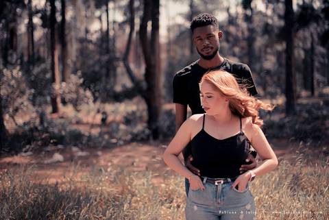 ensaioi de casal, estrada, flores, look florido, ensaio em itirapina, ensaio no morro do facao, fotos de casais, look preto para ensaio, look florido para ensaio'