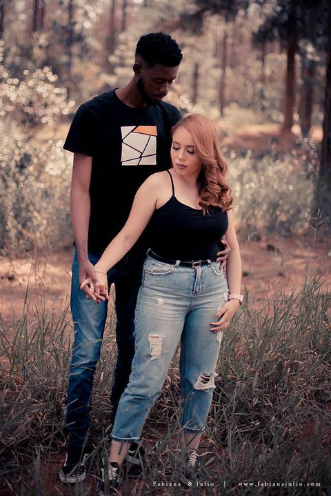 ensaioi de casal, estrada, flores, look florido, ensaio em itirapina, ensaio no morro do facao, fotos de casais, look preto para ensaio, look florido para ensaio'