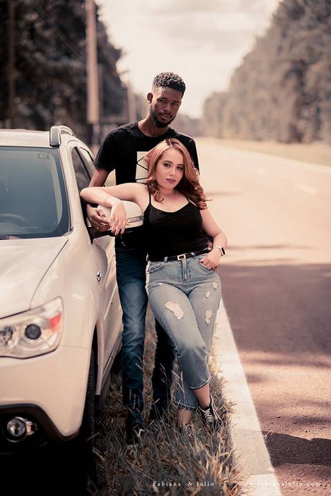 ensaioi de casal, estrada, flores, look florido, ensaio em itirapina, ensaio no morro do facao, fotos de casais, look preto para ensaio, look florido para ensaio'