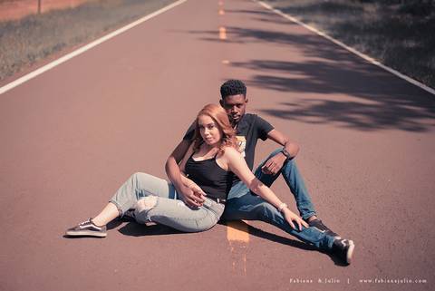 ensaioi de casal, estrada, flores, look florido, ensaio em itirapina, ensaio no morro do facao, fotos de casais, look preto para ensaio, look florido para ensaio'