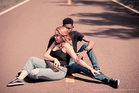 ensaioi de casal, estrada, flores, look florido, ensaio em itirapina, ensaio no morro do facao, fotos de casais, look preto para ensaio, look florido para ensaio'