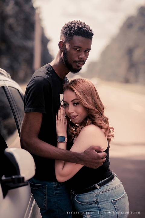 ensaioi de casal, estrada, flores, look florido, ensaio em itirapina, ensaio no morro do facao, fotos de casais, look preto para ensaio, look florido para ensaio'