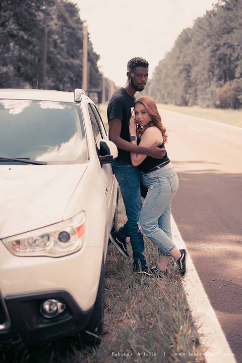 ensaioi de casal, estrada, flores, look florido, ensaio em itirapina, ensaio no morro do facao, fotos de casais, look preto para ensaio, look florido para ensaio'