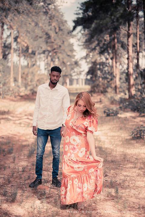 ensaioi de casal, estrada, flores, look florido, ensaio em itirapina, ensaio no morro do facao, fotos de casais, look preto para ensaio, look florido para ensaio'