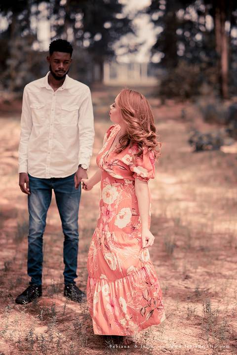 ensaioi de casal, estrada, flores, look florido, ensaio em itirapina, ensaio no morro do facao, fotos de casais, look preto para ensaio, look florido para ensaio'