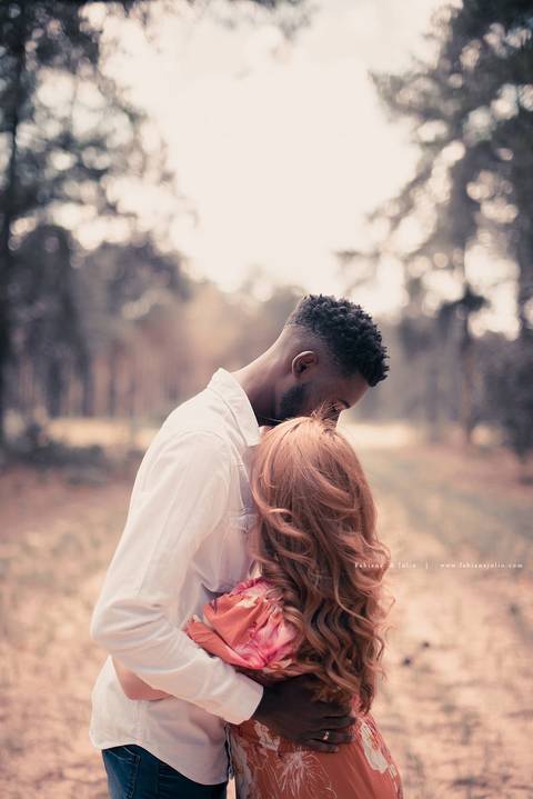 ensaioi de casal, estrada, flores, look florido, ensaio em itirapina, ensaio no morro do facao, fotos de casais, look preto para ensaio, look florido para ensaio'