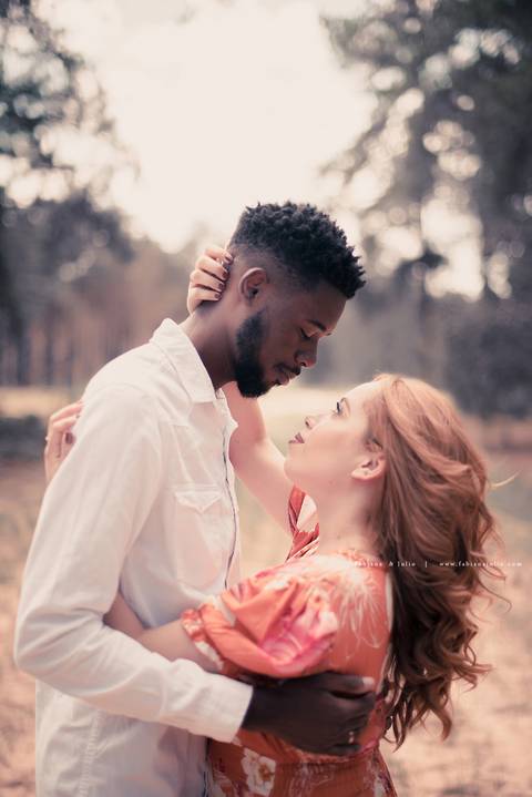 ensaioi de casal, estrada, flores, look florido, ensaio em itirapina, ensaio no morro do facao, fotos de casais, look preto para ensaio, look florido para ensaio'