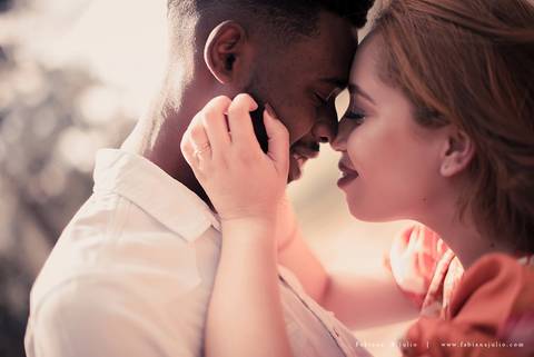 ensaioi de casal, estrada, flores, look florido, ensaio em itirapina, ensaio no morro do facao, fotos de casais, look preto para ensaio, look florido para ensaio'