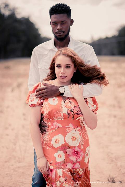 ensaioi de casal, estrada, flores, look florido, ensaio em itirapina, ensaio no morro do facao, fotos de casais, look preto para ensaio, look florido para ensaio'