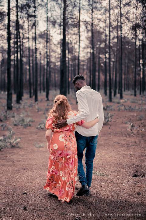 ensaioi de casal, estrada, flores, look florido, ensaio em itirapina, ensaio no morro do facao, fotos de casais, look preto para ensaio, look florido para ensaio'