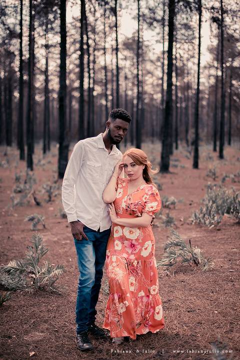 ensaioi de casal, estrada, flores, look florido, ensaio em itirapina, ensaio no morro do facao, fotos de casais, look preto para ensaio, look florido para ensaio'