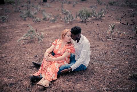 ensaioi de casal, estrada, flores, look florido, ensaio em itirapina, ensaio no morro do facao, fotos de casais, look preto para ensaio, look florido para ensaio'