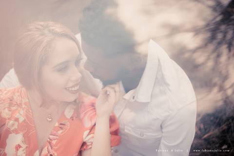 ensaioi de casal, estrada, flores, look florido, ensaio em itirapina, ensaio no morro do facao, fotos de casais, look preto para ensaio, look florido para ensaio'