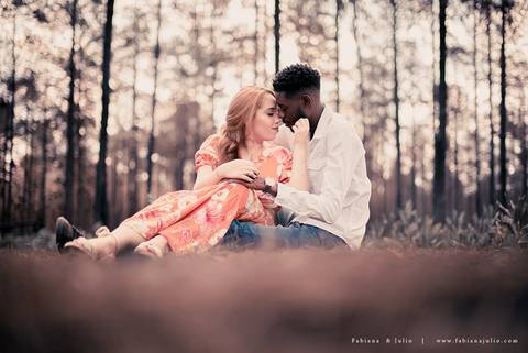 ensaioi de casal, estrada, flores, look florido, ensaio em itirapina, ensaio no morro do facao, fotos de casais, look preto para ensaio, look florido para ensaio'