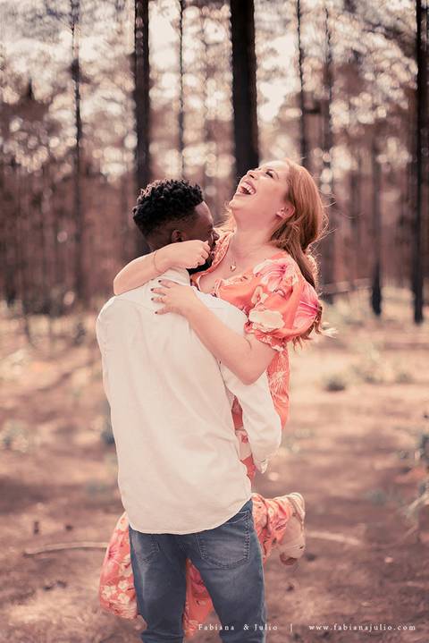 ensaioi de casal, estrada, flores, look florido, ensaio em itirapina, ensaio no morro do facao, fotos de casais, look preto para ensaio, look florido para ensaio'