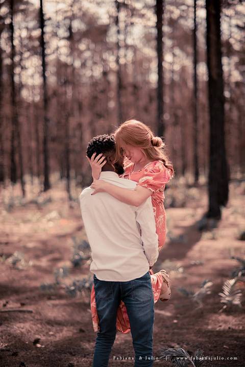 ensaioi de casal, estrada, flores, look florido, ensaio em itirapina, ensaio no morro do facao, fotos de casais, look preto para ensaio, look florido para ensaio'