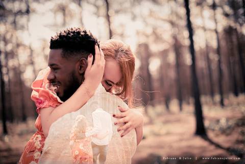 ensaioi de casal, estrada, flores, look florido, ensaio em itirapina, ensaio no morro do facao, fotos de casais, look preto para ensaio, look florido para ensaio'