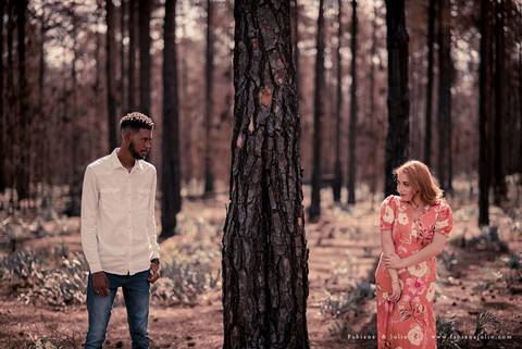 ensaioi de casal, estrada, flores, look florido, ensaio em itirapina, ensaio no morro do facao, fotos de casais, look preto para ensaio, look florido para ensaio'