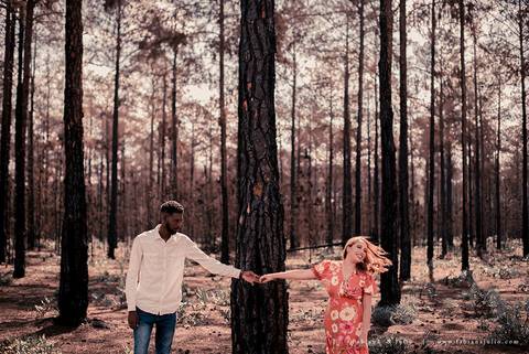 ensaioi de casal, estrada, flores, look florido, ensaio em itirapina, ensaio no morro do facao, fotos de casais, look preto para ensaio, look florido para ensaio'