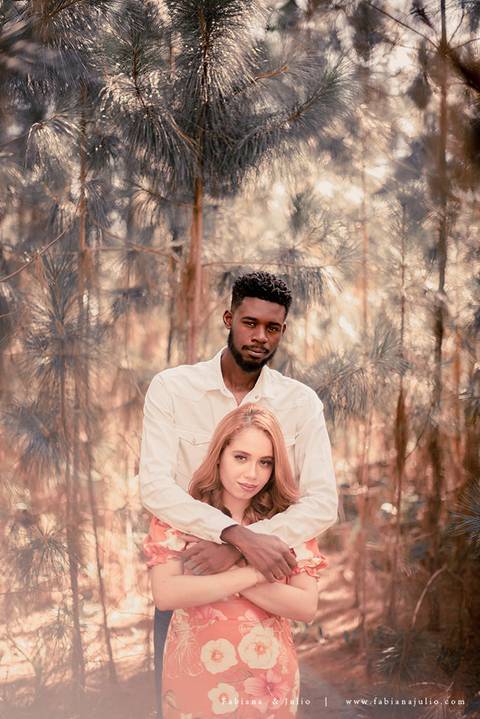 ensaioi de casal, estrada, flores, look florido, ensaio em itirapina, ensaio no morro do facao, fotos de casais, look preto para ensaio, look florido para ensaio'