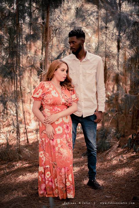 ensaioi de casal, estrada, flores, look florido, ensaio em itirapina, ensaio no morro do facao, fotos de casais, look preto para ensaio, look florido para ensaio'