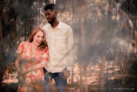 ensaioi de casal, estrada, flores, look florido, ensaio em itirapina, ensaio no morro do facao, fotos de casais, look preto para ensaio, look florido para ensaio'