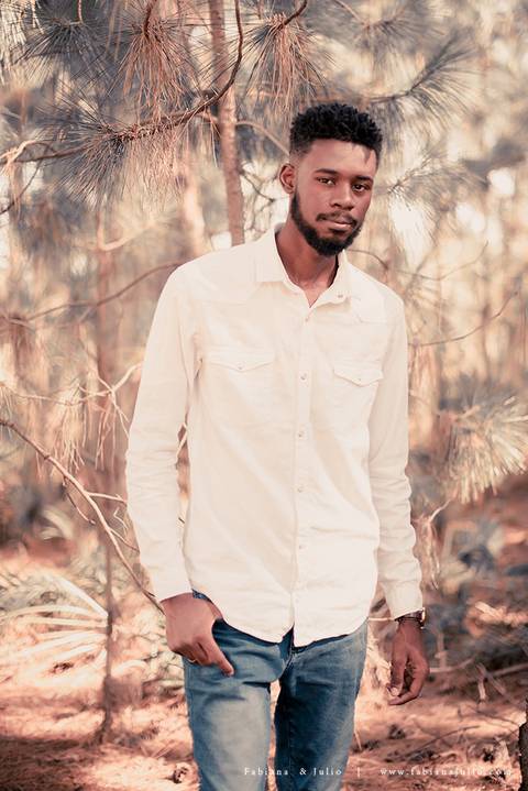 ensaioi de casal, estrada, flores, look florido, ensaio em itirapina, ensaio no morro do facao, fotos de casais, look preto para ensaio, look florido para ensaio'