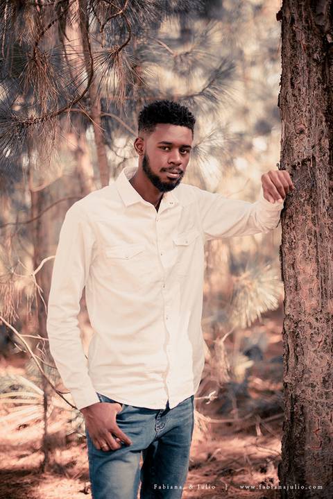 ensaioi de casal, estrada, flores, look florido, ensaio em itirapina, ensaio no morro do facao, fotos de casais, look preto para ensaio, look florido para ensaio'