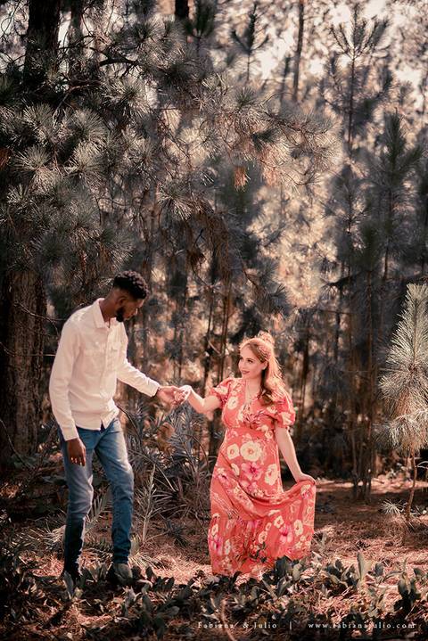 ensaioi de casal, estrada, flores, look florido, ensaio em itirapina, ensaio no morro do facao, fotos de casais, look preto para ensaio, look florido para ensaio'