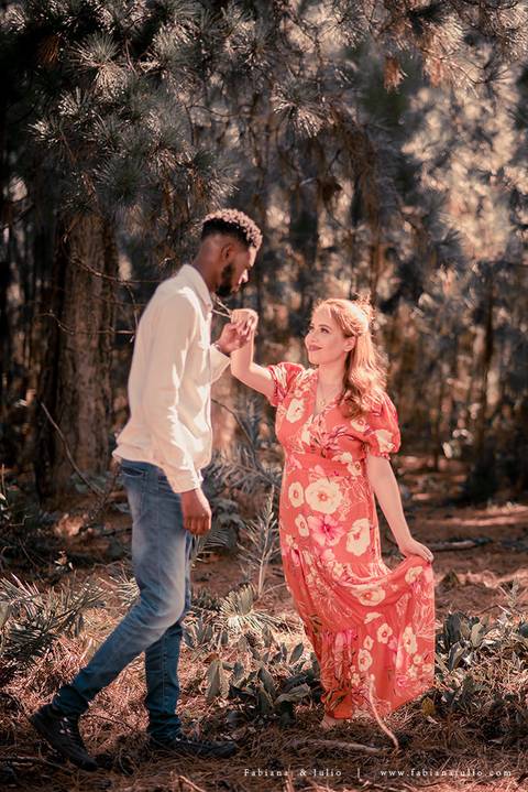 ensaioi de casal, estrada, flores, look florido, ensaio em itirapina, ensaio no morro do facao, fotos de casais, look preto para ensaio, look florido para ensaio'