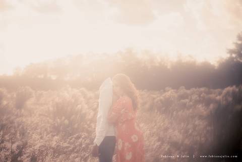 ensaioi de casal, estrada, flores, look florido, ensaio em itirapina, ensaio no morro do facao, fotos de casais, look preto para ensaio, look florido para ensaio'