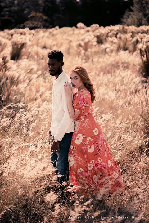 ensaioi de casal, estrada, flores, look florido, ensaio em itirapina, ensaio no morro do facao, fotos de casais, look preto para ensaio, look florido para ensaio'