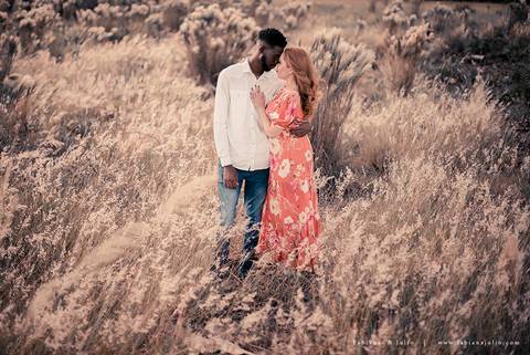 ensaioi de casal, estrada, flores, look florido, ensaio em itirapina, ensaio no morro do facao, fotos de casais, look preto para ensaio, look florido para ensaio'