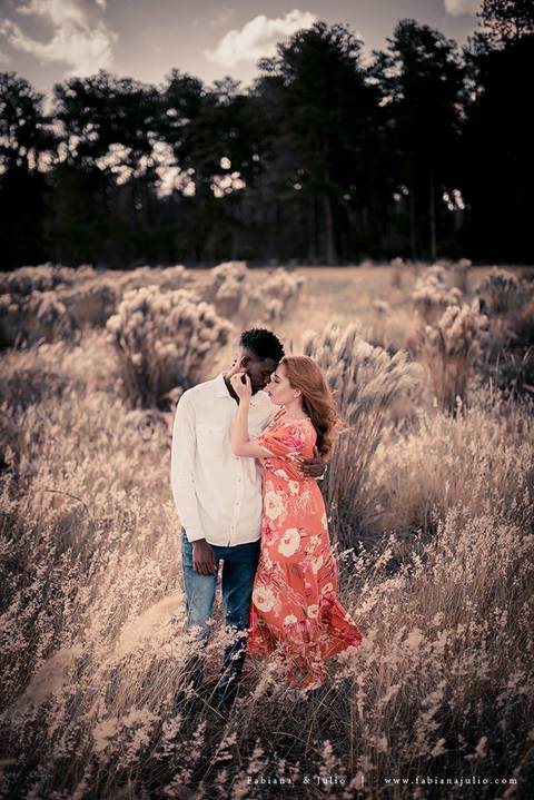 ensaioi de casal, estrada, flores, look florido, ensaio em itirapina, ensaio no morro do facao, fotos de casais, look preto para ensaio, look florido para ensaio'
