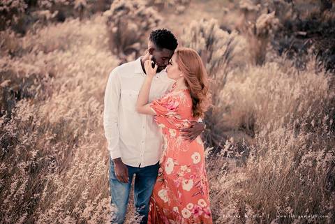 ensaioi de casal, estrada, flores, look florido, ensaio em itirapina, ensaio no morro do facao, fotos de casais, look preto para ensaio, look florido para ensaio'