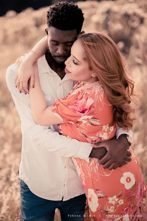 ensaioi de casal, estrada, flores, look florido, ensaio em itirapina, ensaio no morro do facao, fotos de casais, look preto para ensaio, look florido para ensaio'