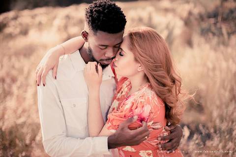 ensaioi de casal, estrada, flores, look florido, ensaio em itirapina, ensaio no morro do facao, fotos de casais, look preto para ensaio, look florido para ensaio'