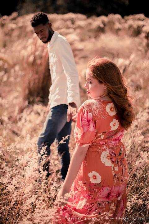 ensaioi de casal, estrada, flores, look florido, ensaio em itirapina, ensaio no morro do facao, fotos de casais, look preto para ensaio, look florido para ensaio'